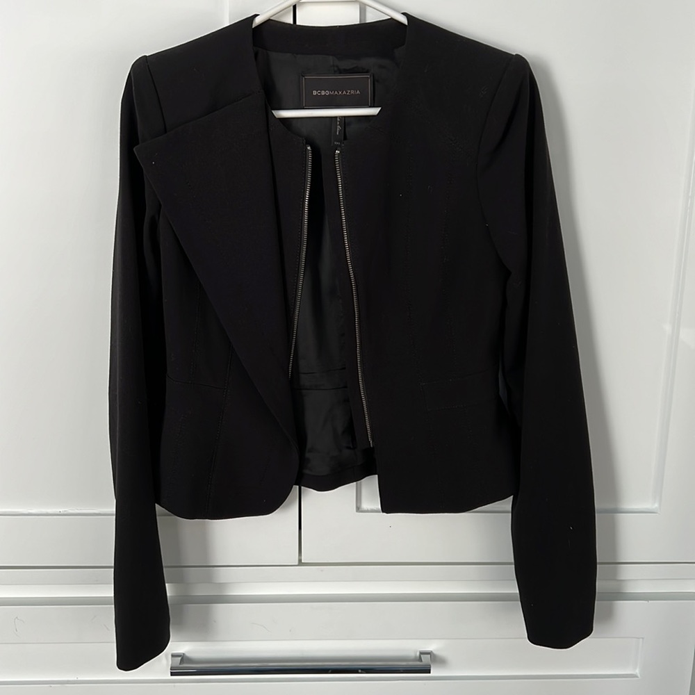 Chic bcbg jacket, hits at the waist, structured shoulder